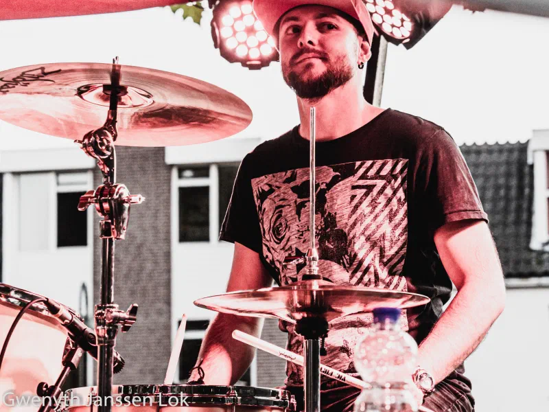 Fabio D’Amico in a red cap playing drums at the Delft Jazz Festival