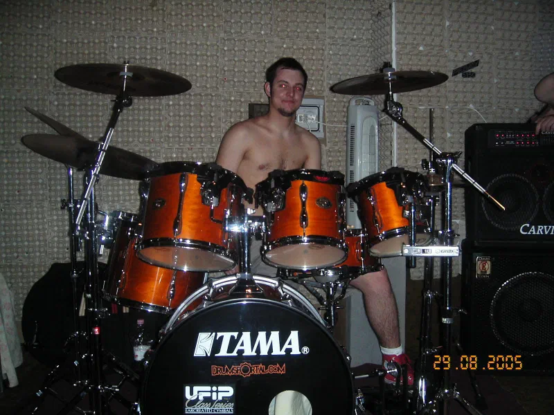 Fabio D’Amico behind an orange TAMA drum kit with a UFIP sticker on the bass drum